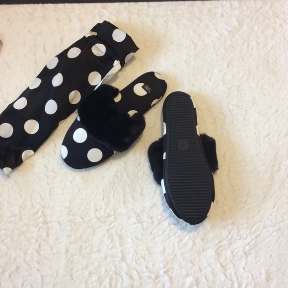 VICTORIA’S SECRET SLIPPERS MEDIUM (7-8) - Picture 2 of 5